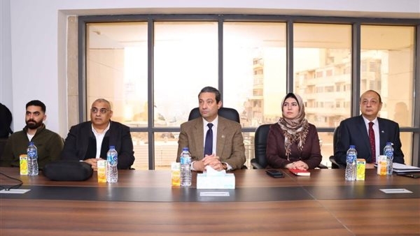 محافظ دمياط يناقشة خطة تطوير كورنيش الشاطئ في رأس البر