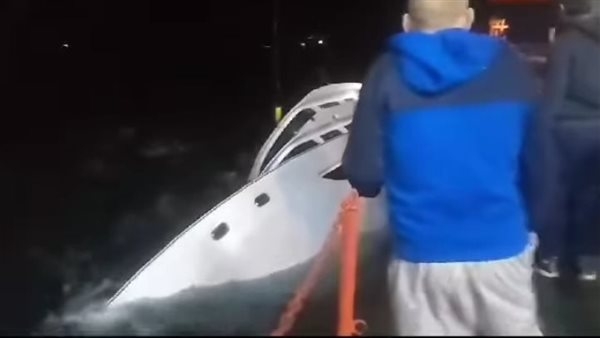 تفاصيل إنقاذ طاقم سفينة بعد 12 ساعة من الكفاح ضد الأمواج برأس غارب.. صور
