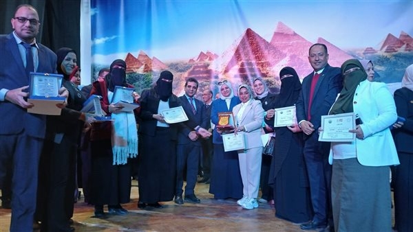 تعليم مطروح يحصل على درع التميز المهني من الإدارة العامة للدعم والتواصل