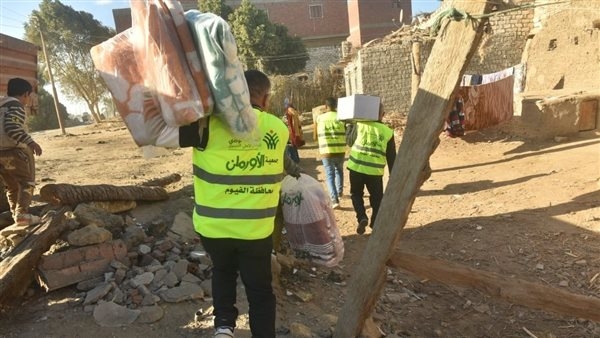 تزامنًا مع الأجواء الشتوية الباردة... توزيع بطاطين وألحفة على 5 قرى بالفيوم