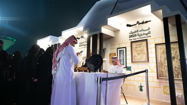 ماجد حملي يُبدع في الرسم على الخوص ضمن معرض جازان للكتاب
