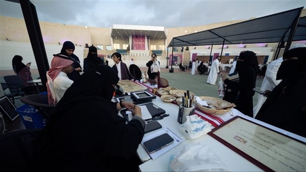 شريفة الشيخ تبهر زوار معرض جازان للكتاب بإبداعاتها في الخط العربي