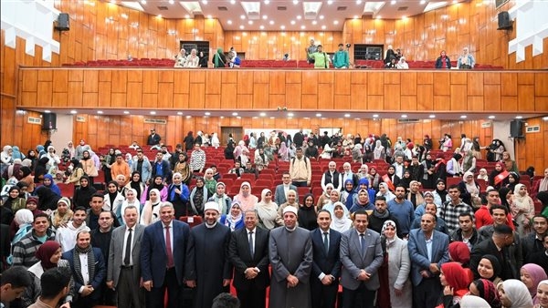 جامعة الفيوم تعقد ندوة بعنوان "ندوة مقومات بناء الإنسان".. صور