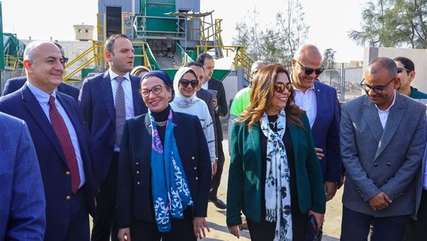 وزيرتا البيئة والتنمية المحلية ومحافظ القليوبية يفتتحون مصنع معالجة المخلفات الصلبة بالخانكة