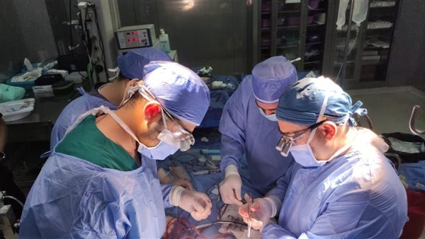 فريق طبي بمستشفى أبو الريش ينجح في إجراء أول جراحة قلب مفتوح لطفل من غزة