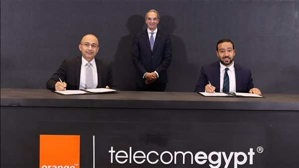 وزير الاتصالات يشهد توقيع اتفاقيات استراتيجية بين المصرية للاتصالات وأورنچ مصر