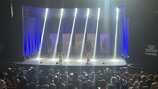 "جسم وأسنان وشعر مستعار" يرفع شعار كامل العدد.. صور