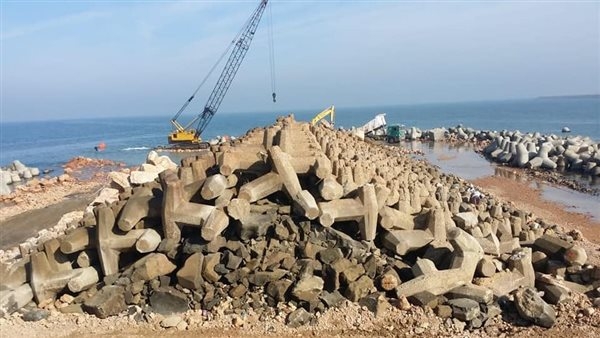 حائط رشيد البحري صرح هندسي لحماية ساحل الدلتا.. أنشئ بعد تآكل 733 فدانًا.. ووزير الري: أعمال الصيانة والتأهيل توفر الحماية للأراضي الزراعية الخصبة
