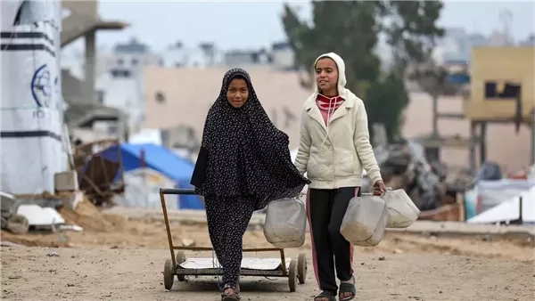 أسوشيتيد برس: شعور بالعجز يسيطر على عمال الإغاثة بينما يدفع الحصار الإسرائيلي غزة نحو المجاعة