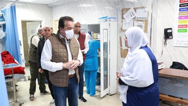 عبد الغفار يتفقد مستشفى المقطم للتأمين الصحي ويحيل المتغيبين للتحقيق