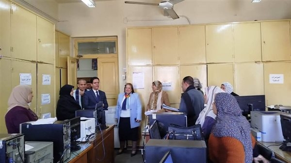 رئيس جامعة بنها يتفقد إدارات العمل ويهنئ العاملين بحلول شهر رمضان