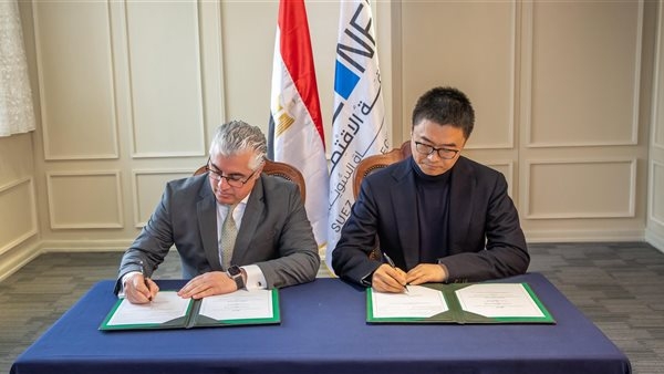 رئيس اقتصادية قناة السويس يوقع عقد مشروع تصنيع الملابس الجاهزة بالقنطرة غرب