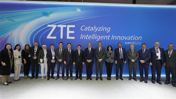 وزير الاتصالات يبحث تعزيز الاستثمارات في البنية التحتية خلال MWC 2025