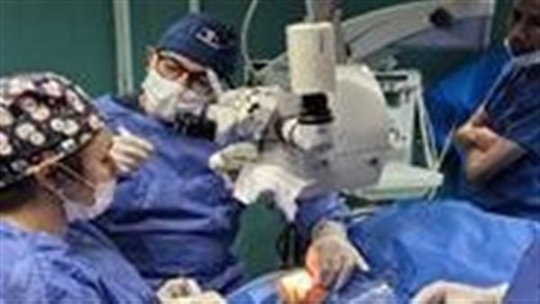 جراح عيون عالمي يُجري عمليات مجانية بمستشفى رمد إمبابة