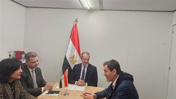 وزير الاتصالات يبحث سبل تعزيز التعاون التكنولوجي خلال MWC 2025 في برشلونة