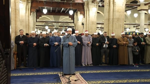 بث مباشر...نقل شعائر صلاتي العشاء والتراويح من مسجد الإمام الحسين بالقاهرة