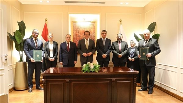 وزير الصحة يشهد توقيع اتفاقية لتوطين تكنولوجيا تصنيع أدوية علاج الأورام بمصر