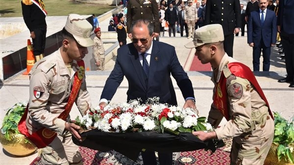 بالصور.. محافظ بورسعيد يضع إكليلًا من الزهور على النصب التذكاري بمناسبة يوم الشهيد