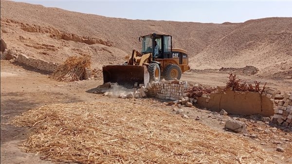 إزالة 22 حالة غير مستوفية لضوابط التقنين ضمن الموجة 25 بالأقصر.. صور