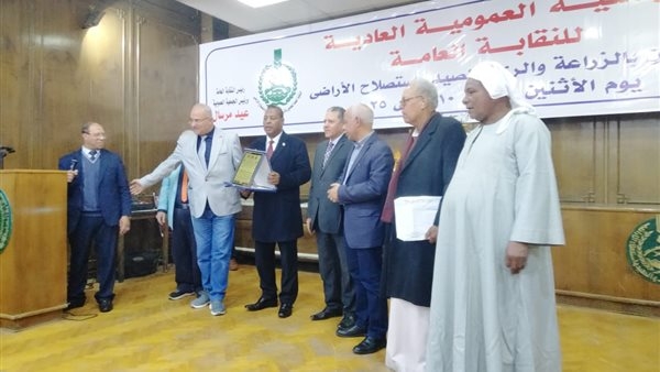 اتحاد نقابات عمال مصر يكرم رئيس اللجنة النقابية للعاملين بالزراعة في البحيرة