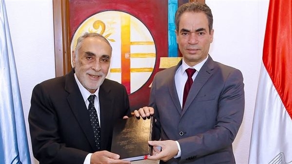 أسرة الشيخ طه الفشني تهدي إذاعة القرآن الكريم تلاوات وابتهالات نادرة