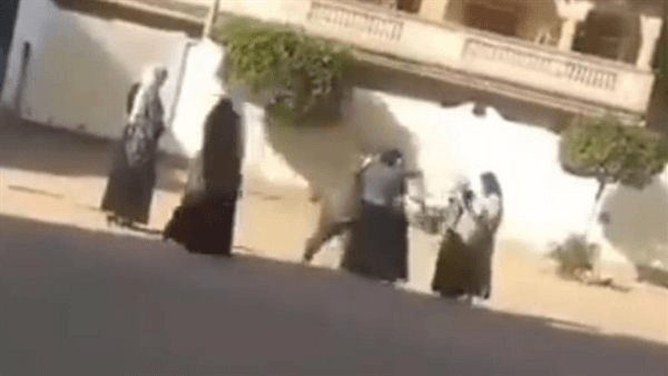 في واقعة تعدي مدير مدرسة عليهما.. إحالة طالبتين إلى لجنة الانضباط المدرسي