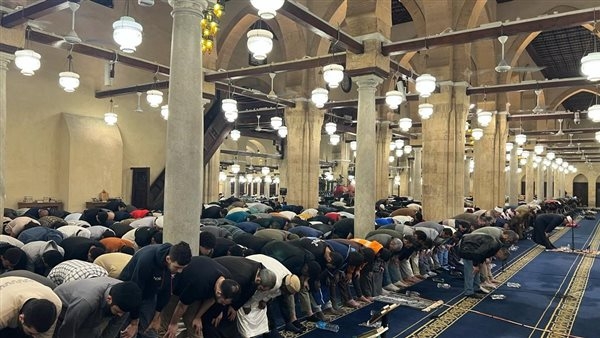 بث مباشر.. شعائر صلاتي العشاء والتراويح من مسجد الإمام الحسين بالقاهرة