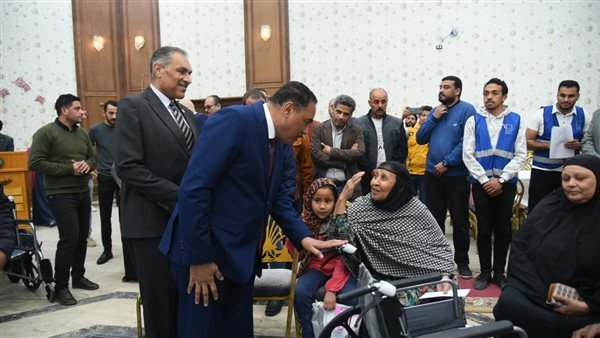 محافظ مطروح يوزع 28 كرسيا كهربائيا ومتحركا على ذوي الاحتياجات الخاصة.. صور