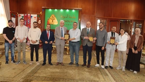 رئيس جامعة المنوفية يكرم  فريق كلية الهندسة الفائز بماراثون السيارات الكهربية في قطر