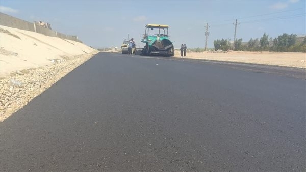 محافظ الشرقية يُتابع أعمال رصف الطريق السطحي أمام مدخل المنطقة الصناعية بالزوامل