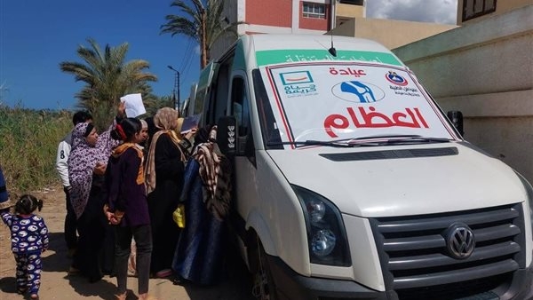 الكشف الطبي بالمجان على 1283 مواطنًا خلال قافلة طبية في دمياط