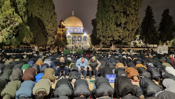 عشرات الآلاف يؤدون العشاء والتراويح في "الأقصى" بالقدس المحتلة