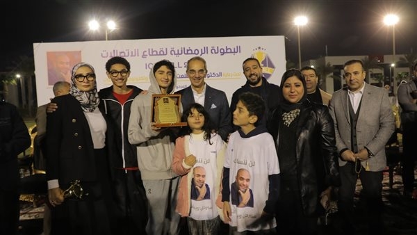 وزير الاتصالات يُتوّج فريق الشركة المصرية للاتصالات بكأس بطولة  ICTBALL 2025