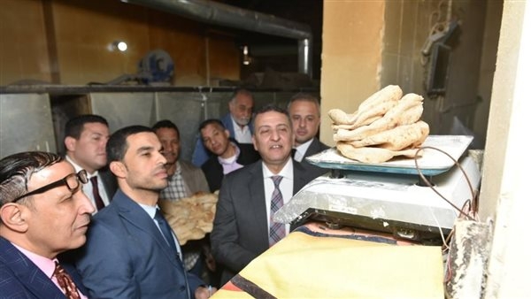 نائب وزير التموين يحرر محضرا لمخبز يتلاعب بوزن الرغيف بالقاهرة