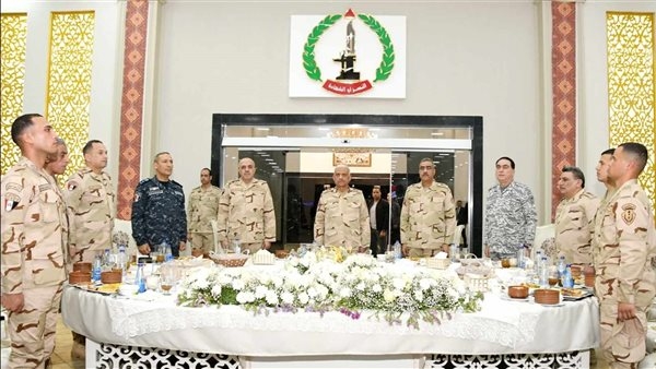 وزير الدفاع يشارك مقاتلى الجيش الثانى الميدانى تناول وجبة الإفطار.. شاهد