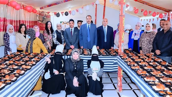 محافظ سوهاج يتفقد فعاليات مبادرة "مطبخ المصرية.. بإيد بناتها " بقرية كوم بدار