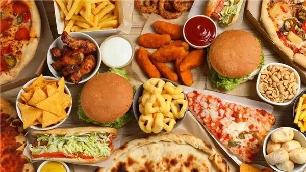طبيب يحذر: أطعمة شائعة قد ترتبط بزيادة خطرالاصابة بالسرطان