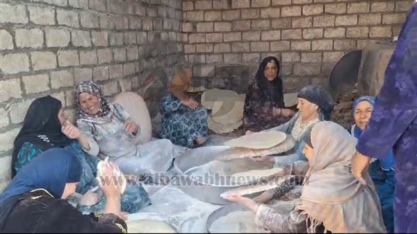 في مبادرة الأولى من نوعها.. نساء المنيا يصنعن الخبز البتاو للأسر الأكثر احتياجًا محبة في الله.. سيدات بلنصورة: ولادنا ملقيوش اللقمة في الغربة وربنا سخر لهم اللي ساعدهم وكان لازم نرد الجميل لله