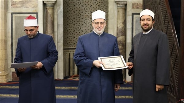 وكيل الأزهر يكرم القائمين على شؤون الجامع الأزهر خلال شهر رمضان.. ويؤكد: الجامع كان خلية عمل على مدار الساعة