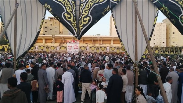توافد الآلاف من أهالي مطروح على الساحات والمساجد لأداء صلاة عيد الفطر.. صور