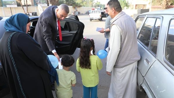 محافظ أسوان يؤدي صلاة العيد بمسجد الجعفرية ويوزع العيدية على الأطفال