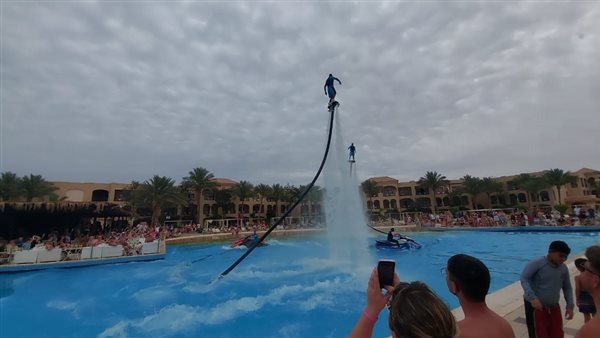 الرجل الطائر بالغردقة يجذب السياح والمصريين فى عيد الفطر