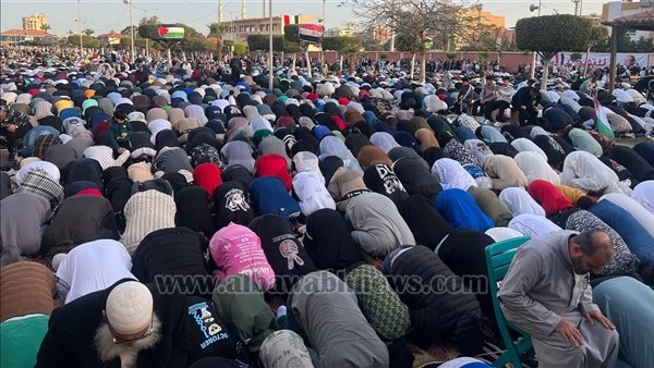 الآلاف يؤدي صلاة العيد بساحة مسجد بورفؤاد الكبير.. صور
