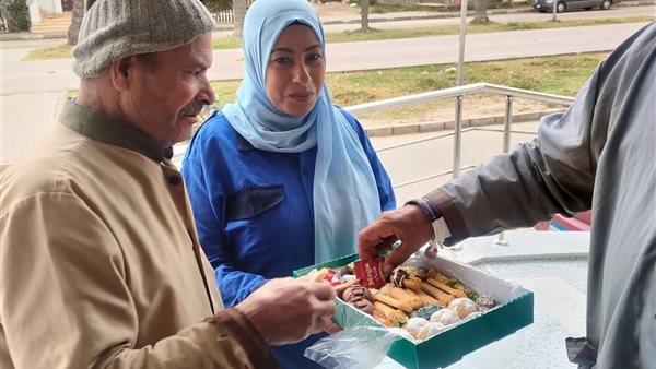 فريق السعادة بدمياط يوزع الكحك والورد على المرضى بالمستشفيات في ثاني أيام عيد الفطر