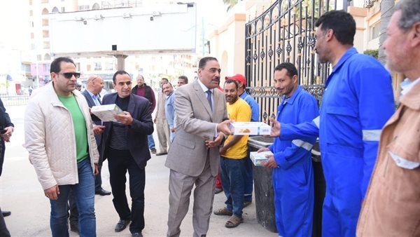 محافظ مطروح يهنئ عمال النظافة ويهديهم كحك العيد.. صور