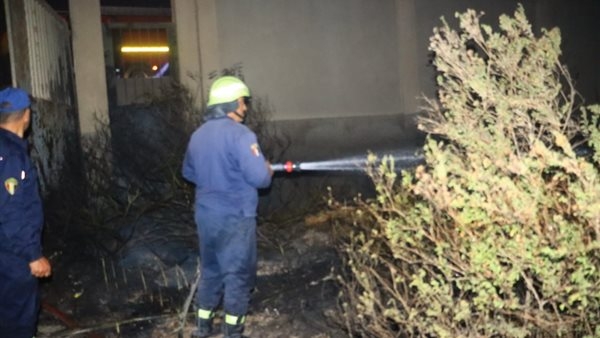 السيطرة على حريق بأرض قرب المنشآت الصناعية بأبو زعبل.. صور
