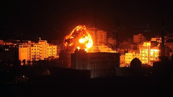 إعلام فلسطيني: غارات إسرائيلية تستهدف مدينة دير البلح في قطاع غزة