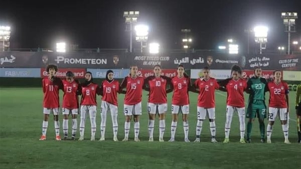 علاء نبيل يكرم المدير الفني لمنتخب الكرة النسائية بالأردن