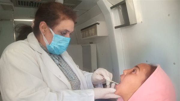 فحص وتوفير العلاج لــ860 حالة في 7 تخصصات بقافلة للصحة ببني سويف