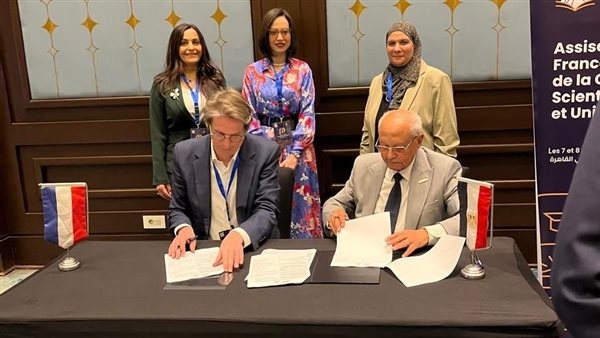 جامعة مصر للمعلوماتية توقع اتفاقيتي تعاون لمدة 5 سنوات مع "سيزي وإيزار ديجيتال" الفرنسيتين
